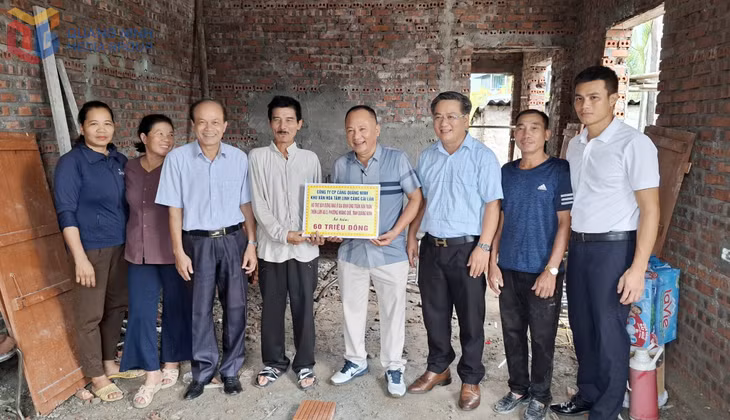 Lãnh đạo Hội Bảo trợ NKT-TMC tỉnh và Công ty CP Cảng Quảng Ninh cùng phường Hoàng Quế trao hỗ trợ 60 triệu đồng cho ông Trần Văn Tuấn (Khu Lâm Xá 5, phường Hoàng Quế).