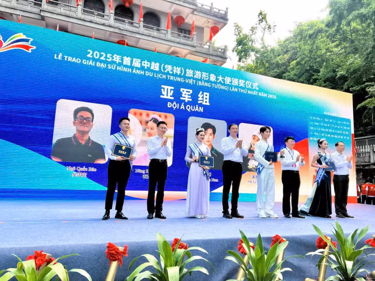 Đồng chí Nguyễn Ngọc Sơn, Phó Giám đốc Sở Văn hóa, Thể thao và Du lịch Quảng Ninh (đứng thứ 3, phải sang) trao giải cho đội Á Quân tại Lễ trao giải đại sứ hình ảnh du lịch Trung - Việt (Bằng Tường) lần thứ nhất. Ảnh do đoàn công tác cung cấp