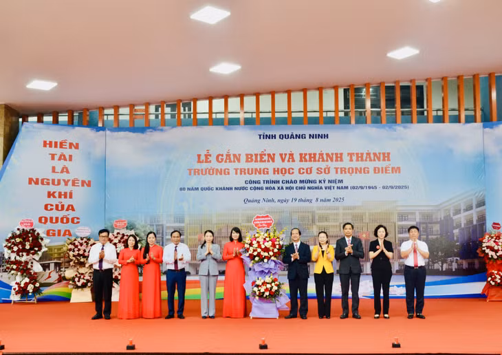 Đồng chí Nguyễn Kim Sơn, Bộ trưởng Bộ GD&amp;ĐT tặng hoa chúc mừng Trường THCS Trọng Điểm.