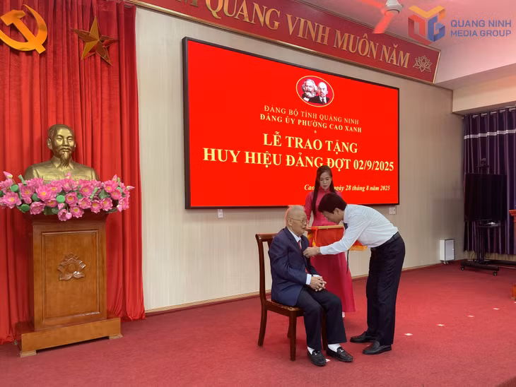 Đồng chí Nguyễn Mạnh Tuấn - Phó Trưởng Ban Tổ chức Tỉnh ủy trao Huy hiệu 70 năm tuổi Đảng cho đồng chí Nguyễn Quang Quảng, đảng viên Đảng bộ phường Cao Xanh.