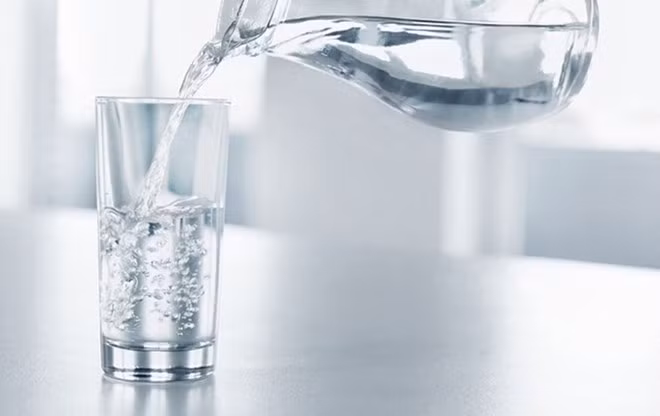 Việc uống nước đầy đủ hàng ngày rất quan trọng với sức khỏe. Ảnh: Bích Nhung
