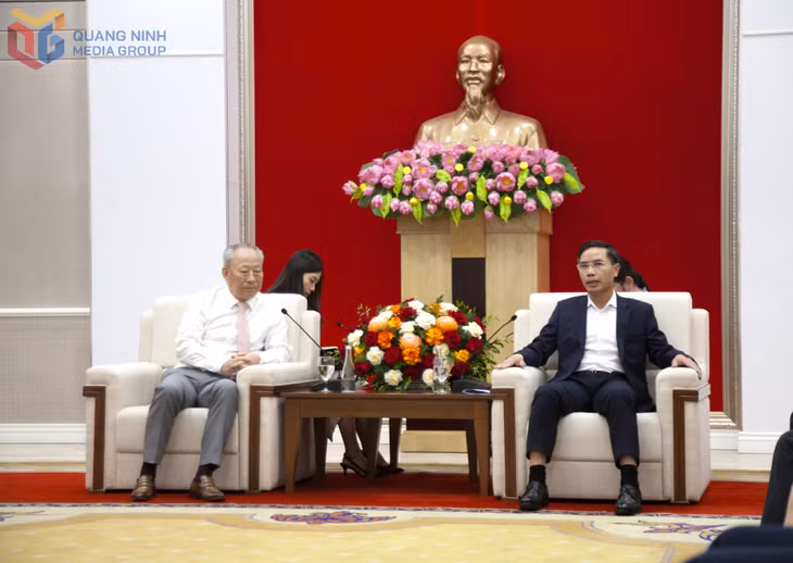 Đồng chí Phạm Đức Ấn, Phó Bí thư Tỉnh ủy, Chủ tịch UBND tỉnh phát biểu tại buổi tiếp xã giao