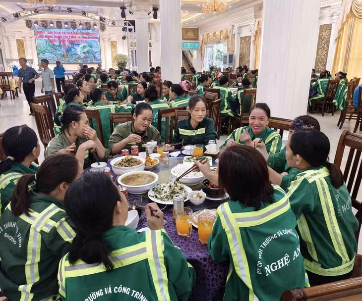 Hơn 200 công nhân Công ty CP Môi trường và công trình đô thị Nghệ An dự bữa cơm do chủ nhà hàng Minh Hồng mời. Ảnh: Quang Đại