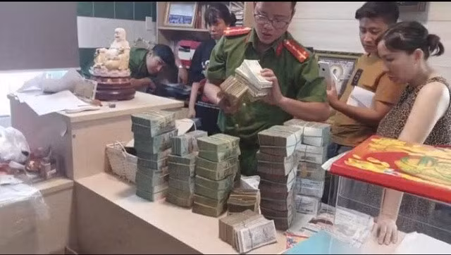 Cơ quan CSĐT khám xét và thu giữ tang vật.