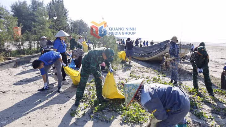 Đông đảo lực lượng tham gia dọn vệ sinh bãi biển Trà Cổ