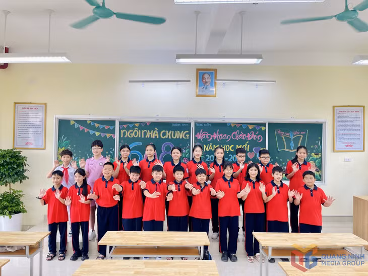 Niềm vui của các em học sinh lớp 6A8 trong ngôi trường mới.