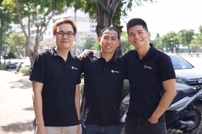 Ông Trần Quang Đức (bên trái) - CEO AI Hay, startup AI vừa được binh danh tronmg danh sách Forbes Asia 100 to Watch 2025, và đồng nghiệp. Ảnh: AI Hay