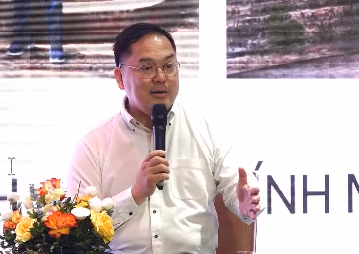 Ông Hoàng Nam Tiến trong buổi chia sẻ về cuốn hồi ký chiến trường của bố ông, cuốn Từ sông Bến Hải đến Dinh Độc Lập - Ảnh: T.T.D.