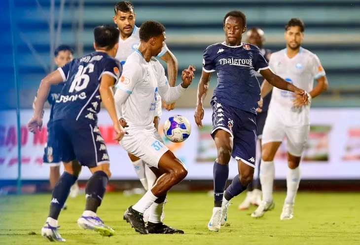 CLB Hải Phòng (áo xanh đen) thua trận mở màn ở Thiên Trường - Ảnh: 18FC