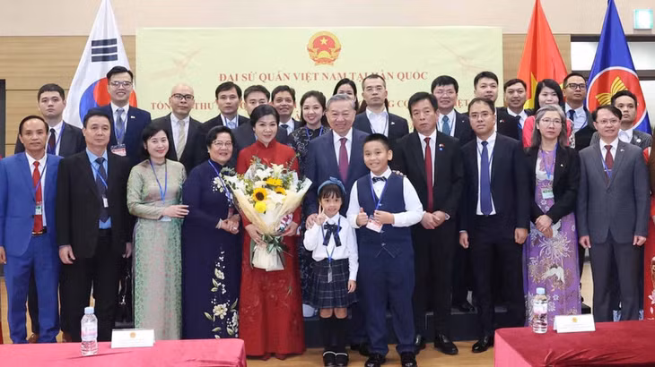 Tổng Bí thư Tô Lâm và Phu nhân với cán bộ, nhân viên Đại sứ quán và cộng đồng người Việt Nam tại Hàn Quốc. (Ảnh: Thống Nhất/TTXVN)
