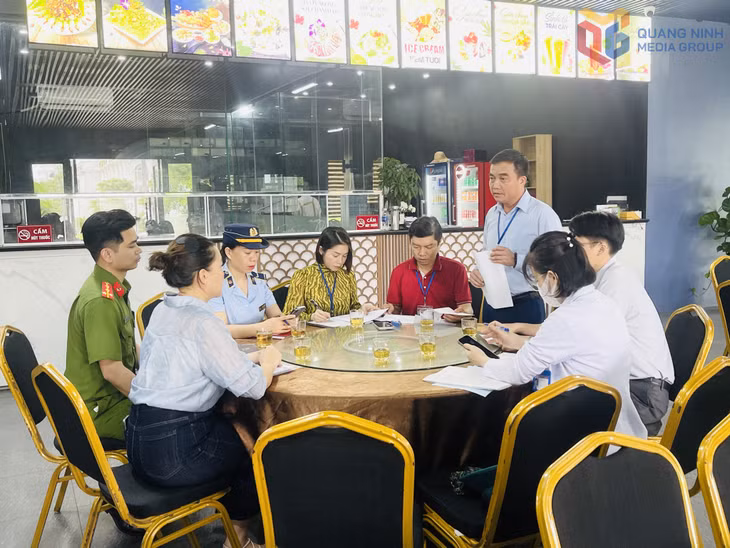 Đoàn kiểm tra liên ngành phường Bãi Cháy kiểm tra công tác đảm bảo an toàn vệ sinh thực phẩm tại cơ sở dịch vụ ăn uống trên địa bàn.