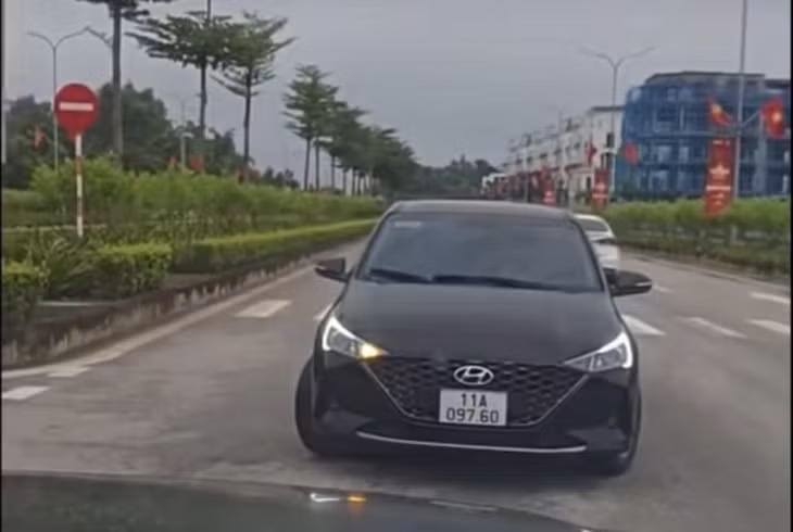 Xe ôtô đi ngược chiều