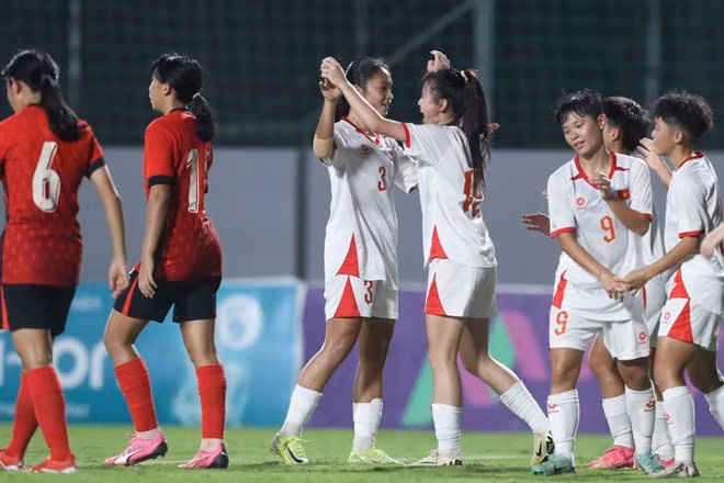 U20 nữ Việt Nam (áo trắng) có nhiều cơ hội giành vé dự vòng chung kết U20 nữ châu Á 2026. Ảnh: VFF