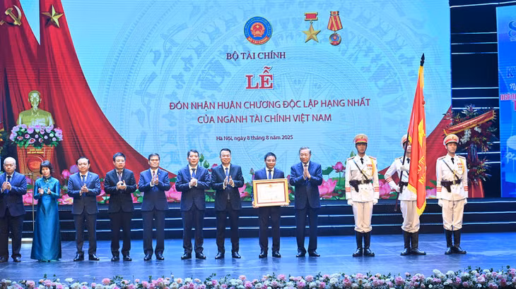 Tổng Bí thư Tô Lâm trao Huân chương Độc lập hạng Nhất tặng ngành tài chính. (Ảnh: ĐĂNG KHOA)