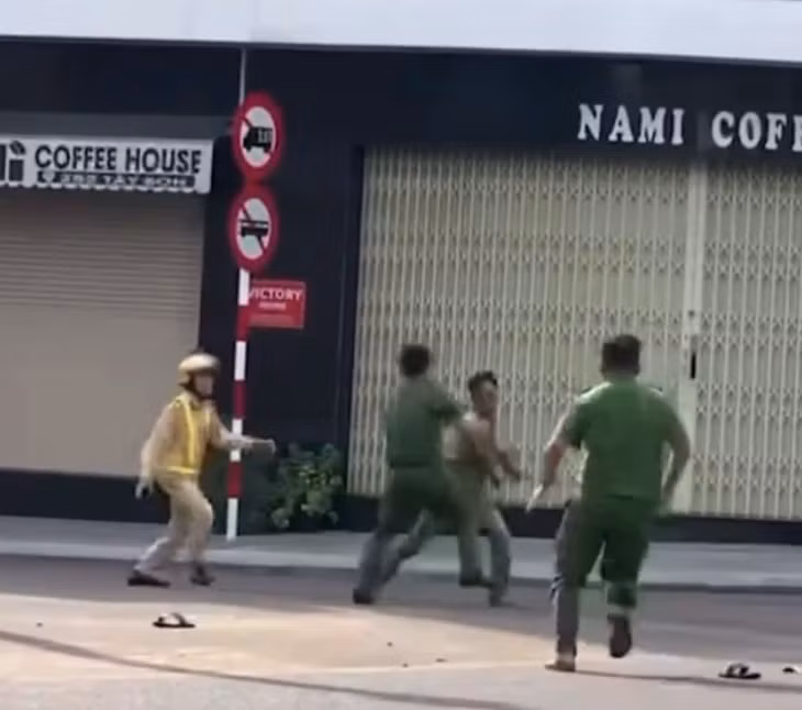 Người đàn ông chống trả lực lượng làm nhiệm vụ khi bị phát hiện đang bỏ trốn khỏi hiện trường - Ảnh cắt từ clip