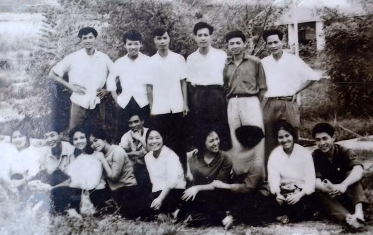Các thành viên của Đội văn công xung kích Quảng Ninh vào chiến trường miền Nam năm 1971. Ảnh tư liệu của Đoàn Nghệ thuật Quảng Ninh.