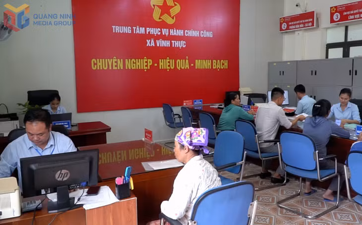 Cán bộ, công chức Trung tâm Phục vụ hành chính công xã Vĩnh Thực hướng dẫn người dân giải quyết TTHC.