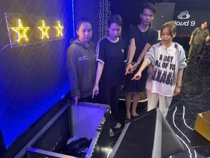 Cơ quan điều tra làm việc với các đối tượng trong đường dây buôn bán khí cười tại nhà hàng VIBE. Ảnh: Công an