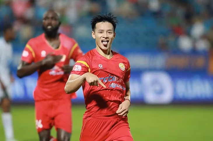 Tuyển thủ U23 Việt Nam Nguyễn Thanh Nhàn ghi bàn cho PVF-CAND, nhưng không giúp đội tránh khỏi trận thua Nam Định - Ảnh: PVF-CAND