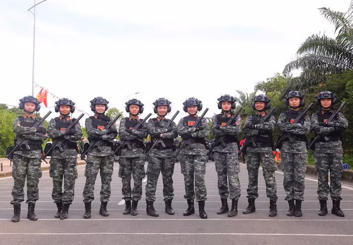 Ca sĩ Duyên Quỳnh trong hình ảnh một nữ học viên CAND