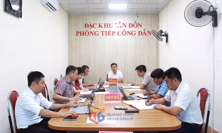 Hội đồng tiếp công dân đặc khu lắng nghe kiến nghị của công dân.