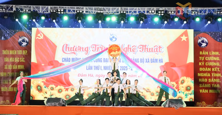 Chương trình nghệ thuật được dàn dựng công phu với các tiết mục ca múa đặc sắc