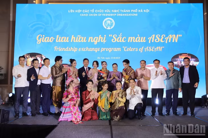 Các đại biểu chụp ảnh kỷ niệm. (Ảnh: KHÁNH LAN)