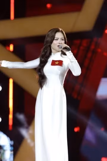 Dương Hoàng Yến gây ấn tượng trong concert Sao nhập ngũ.