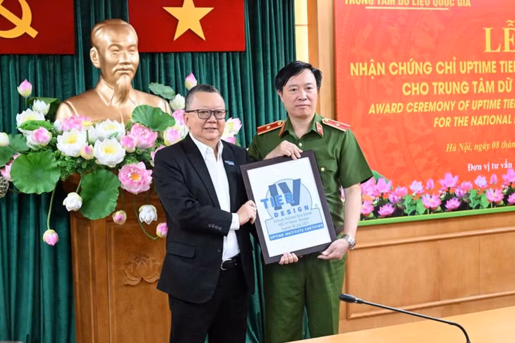 Ngài Patrick Chan, Phó Chủ tịch khu vực Châu Á, Uptime Institute trao cho Thiếu tướng Nguyễn Ngọc Cương chứng chỉ Uptime Tier IV giai đoạn thiết kế.