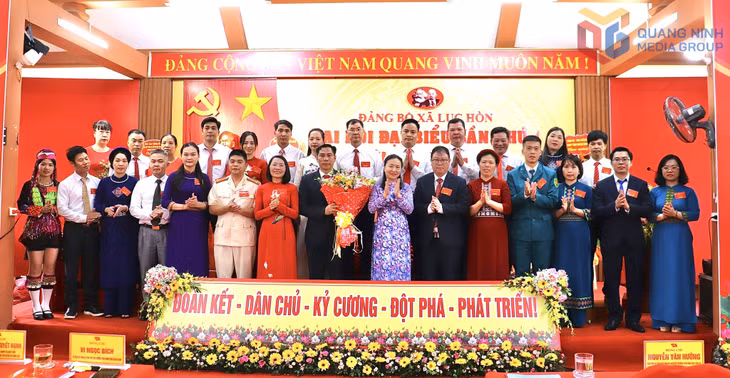 Đồng chí Vi Ngọc Bích, Ủy viên Ban Thường vụ Tỉnh ủy, Phó Chủ tịch Thường trực HĐND tỉnh tặng hoa chúc mừng Ban Chấp hành Đảng bộ xã Lục Hồn, nhiệm kỳ 2025-2030.