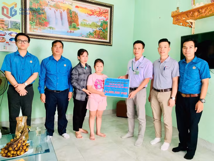 Lãnh đạo và Công đoàn Chi nhánh Công ty TNHH Yazaki Hải Phòng Việt Nam tại Quảng Ninh trao hỗ trợ cho gia đình chị Nguyễn Hồng Tuyết.