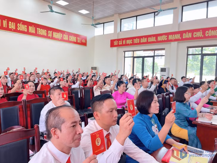 Các đại biểu biểu quyết thông qua Nghị quyết Đại hội đại biểu Đảng bộ xã lần thứ I, nhiệm kỳ 2025-2030.
