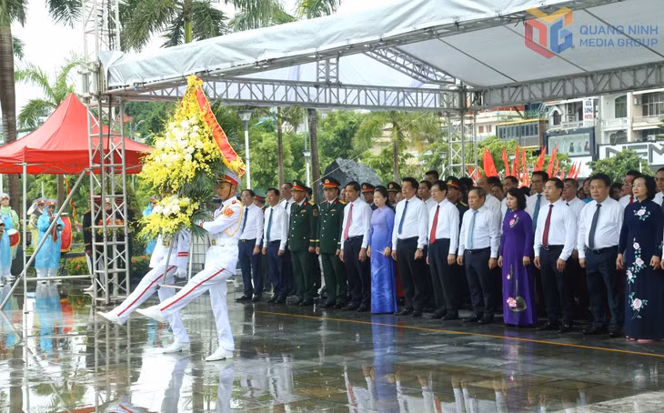Đoàn đại biểu dâng hương tưởng niệm tại tượng đài đồng chí Vũ Văn Hiếu, Bí thư Đặc khu ủy đầu tiên Khu mỏ Quảng Ninh.