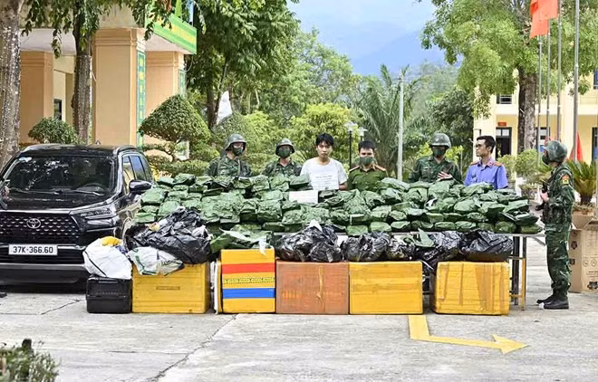 Đối tượng Duy cùng tang vật cần sa bị bắt giữ. Ảnh: Thanh Giang.