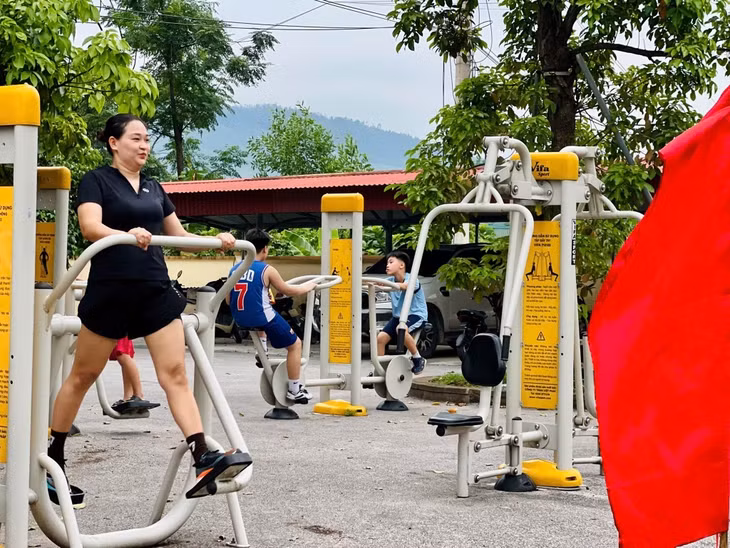 Nhân dân Điền Xá sử dụng dụng cụ thể thao ngoài trời ngay tại sân trụ sở Đảng ủy xã.