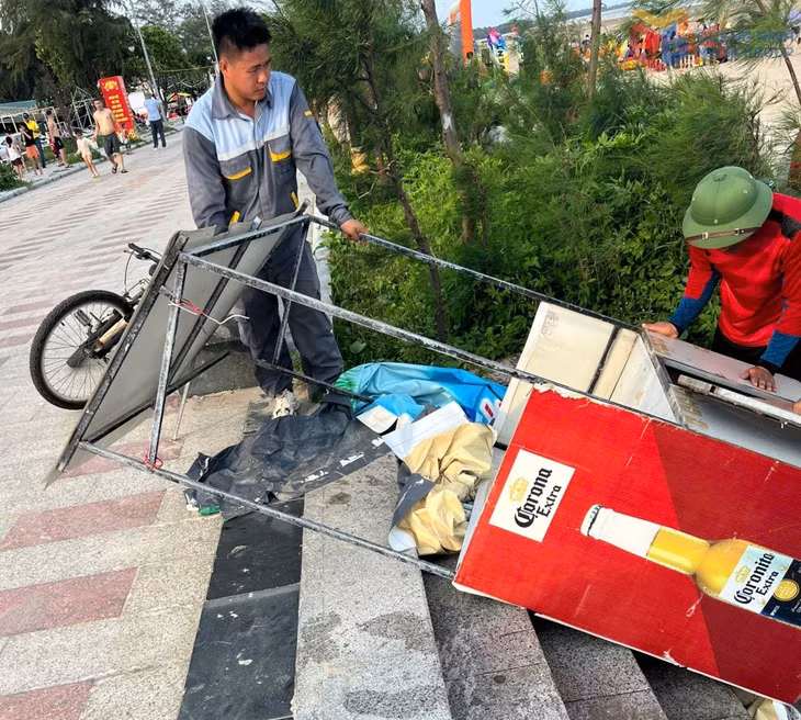 Trung tâm cung ứng dịch vụ phường Móng Cái 1 tháo dỡ khung sắt lắp đạt ảnh hưởng đến tuyến đường dạo bãi biển Trà Cổ, tháng 7/2025. 