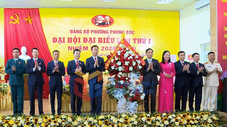 Đồng chí Vũ Văn Diện, Ủy viên BTV Tỉnh ủy, Phó Chủ tịch Thường trực UBND tỉnh, tặng hoa chúc mừng BCH Đảng bộ phường Phong Cốc, nhiệm kỳ 2025-2030 (8-2025). Ảnh: Hồng Quảng (CTV)
