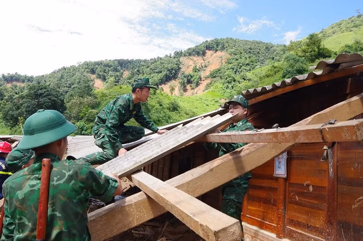 Chiến sĩ Ban Chỉ huy Bộ đội Biên phòng tỉnh Điện Biên giúp người dân vùng lũ sửa chữa nhà ở.