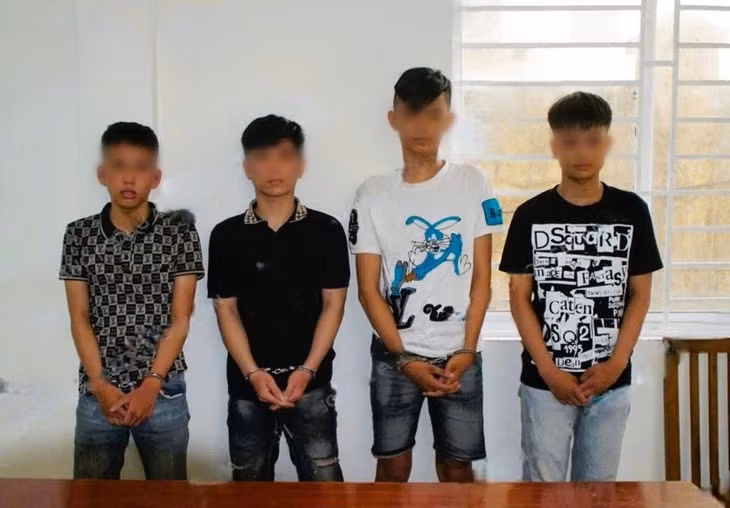 Nhóm đối tượng thiếu niên dàn cảnh “mượn điện thoại” rồi dùng dao cướp tài sản ở Đà Nẵng. Ảnh: Công an cung cấp