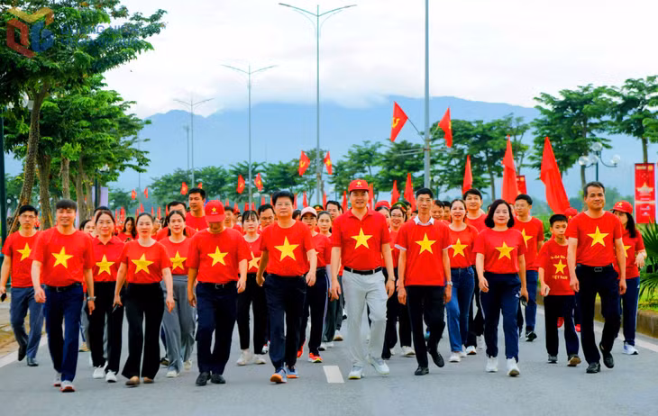 Lãnh đạo và người dân vui vẻ hưởng ứng đi bộ.