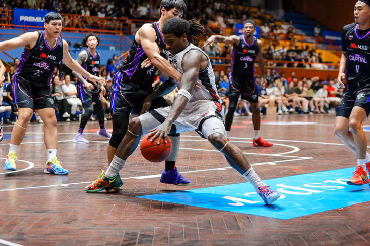 Davon Dillard xoay sở trước các cầu thủ Hanoi Buffaloes. (Ảnh: VBA)