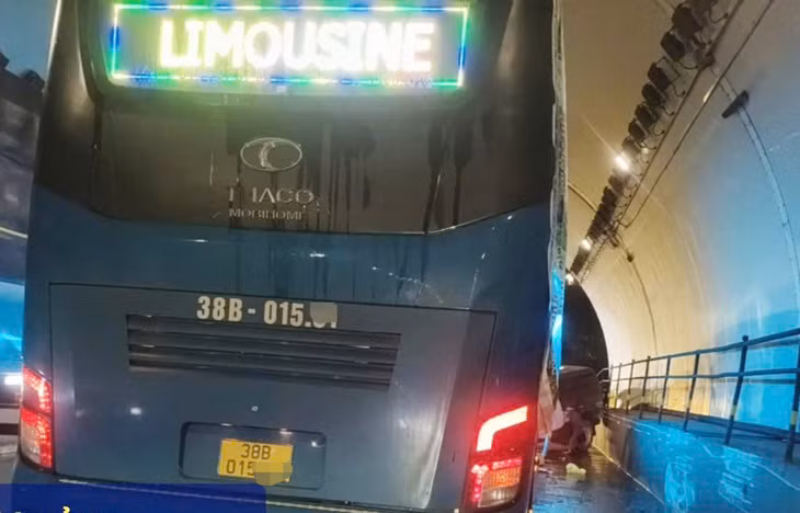 Tai nạn khiến giao thông tắc một chiều đi trong hầm Đèo Ngang. Ảnh: Đức Tuấn.