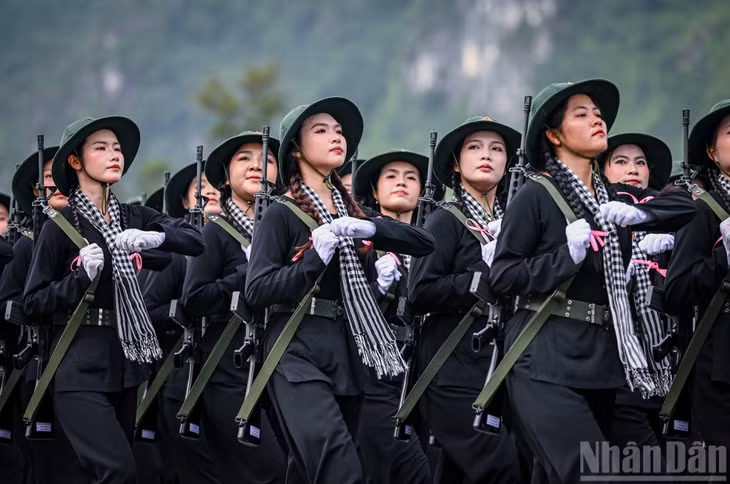 Khối nữ Du kích miền nam tham gia hợp luyện.