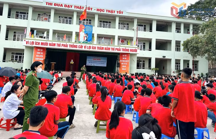 Cán bộ phòng Cảnh sát hình sự (Công an tỉnh Quảng Ninh) tuyên truyền về phòng, chống TNXH tại trường THCS Hà Trung (phường Hà Lầm). Ảnh: Ngọc Trâm