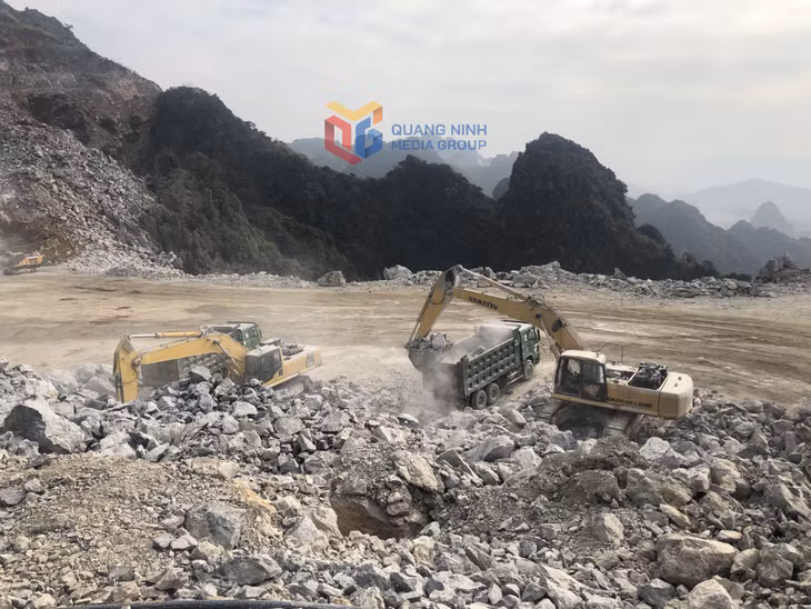 Khai thác đá phục vụ sản xuất của Nhà máy xi măng Hạ Long.