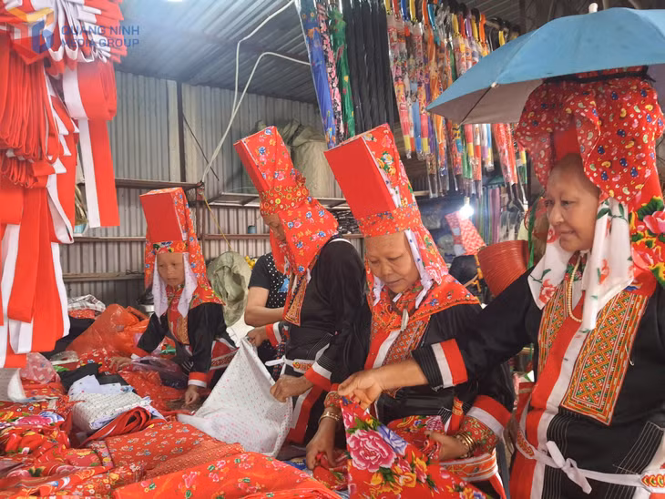 Bà con vùng cao Hoành Mô duy trì thói quen mặc trang phục truyền thống, trở thành nét đẹp văn hoá bản địa. 