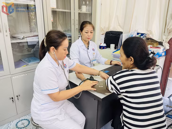 Y, bác sĩ Trạm Y tế Trưng Vương, phường Vàng Danh, kiểm tra sức khỏe cho bệnh nhân.