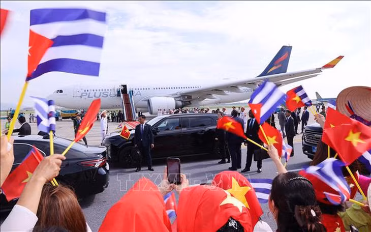 Đông đảo người dân Thủ đô Hà Nội đón Bí thư thứ Nhất, Chủ tịch nước Cuba Miguel Díaz-Canel Bermúdez và Phu nhân tại sân bay quốc tế Nội Bài - Ảnh: TTXVN