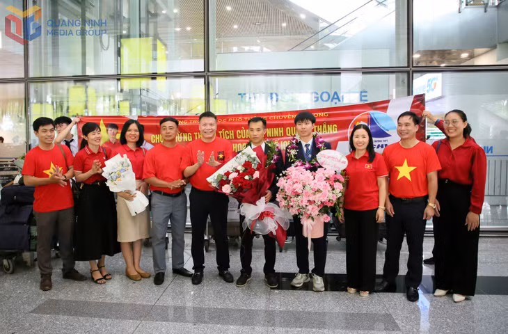 Các thầy cô Trường THPT Chuyên Hạ Long chụp ảnh lưu niệm với Ninh Quang Thắng trong ngày đón mừng Thắng và thầy giáo Hà Đại Tôn mang huy chương về cho nhà trường.