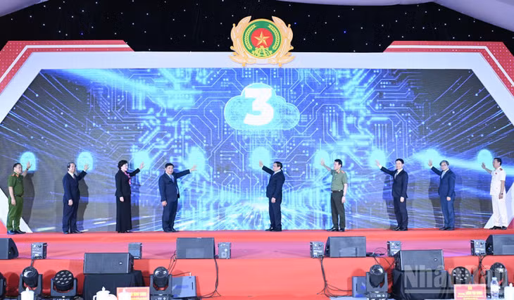 Thủ tướng Phạm Minh Chính và các đồng chí lãnh đạo thực hiện nghi thức kích hoạt vận hành Hệ thống cơ sở dữ liệu của Trung tâm Dữ liệu quốc gia. (Ảnh: TRẦN HẢI)